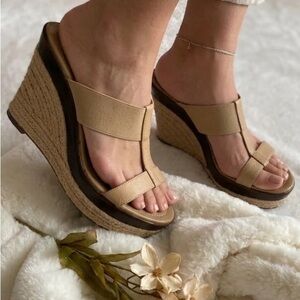 CHARLES DAVID Neutral Beige Elastic Strap Sandals. Size 8